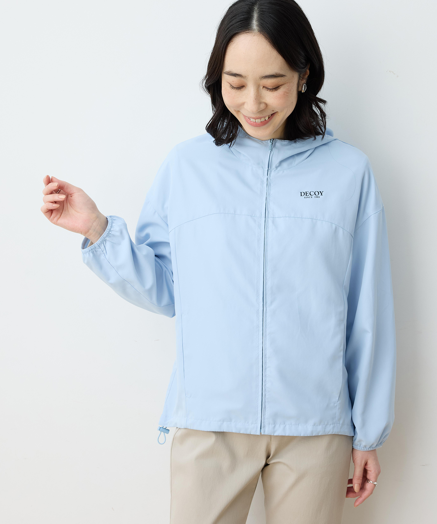 DECOY パッカブルパーカー【軽量】を着用した女性
