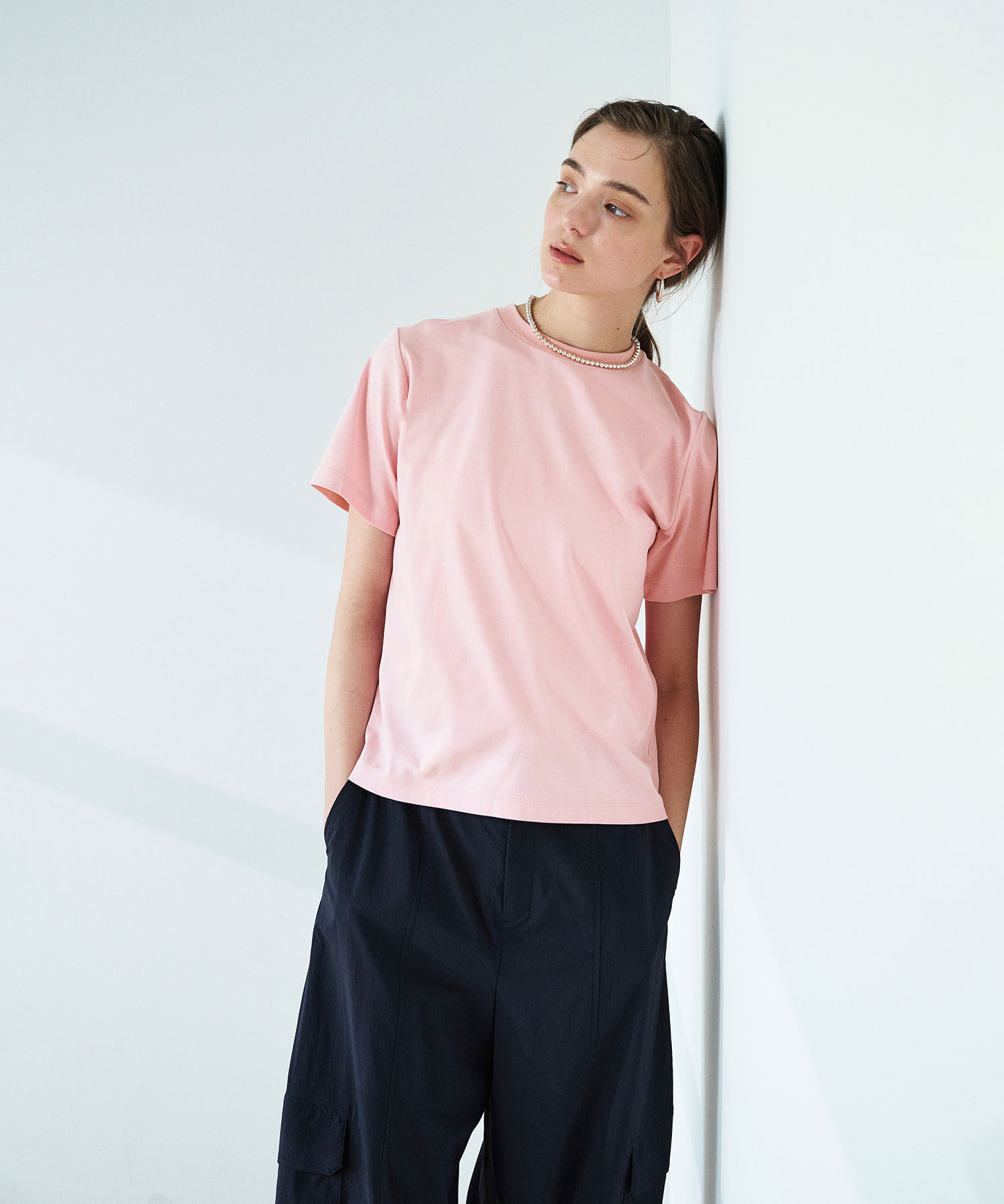 N.O.R.C 【マルチファンクション】Tシャツを着用した女性