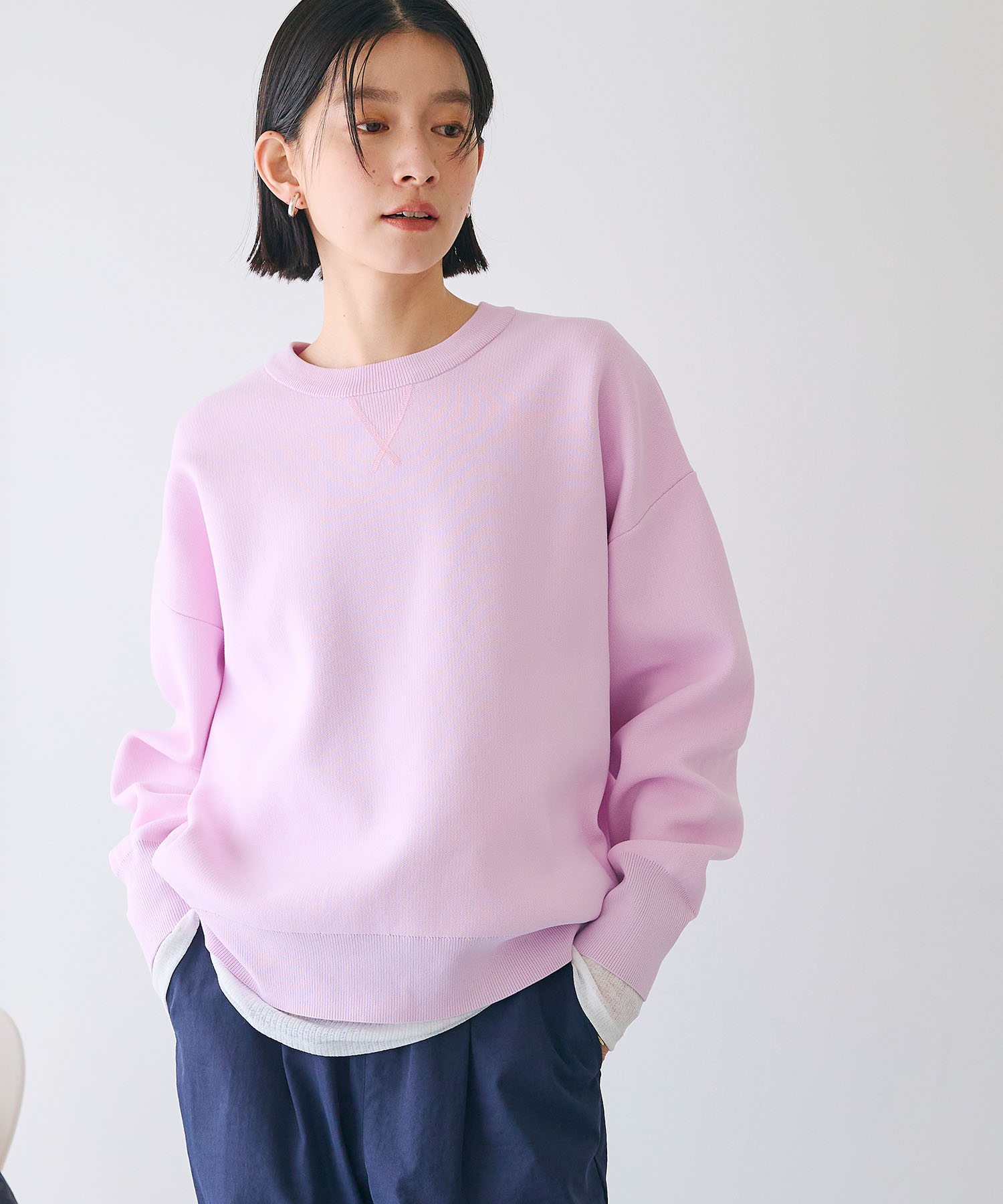 CROSS FUNCTION 《洗える》スウェットライクニットプルオーバーを着用した女性