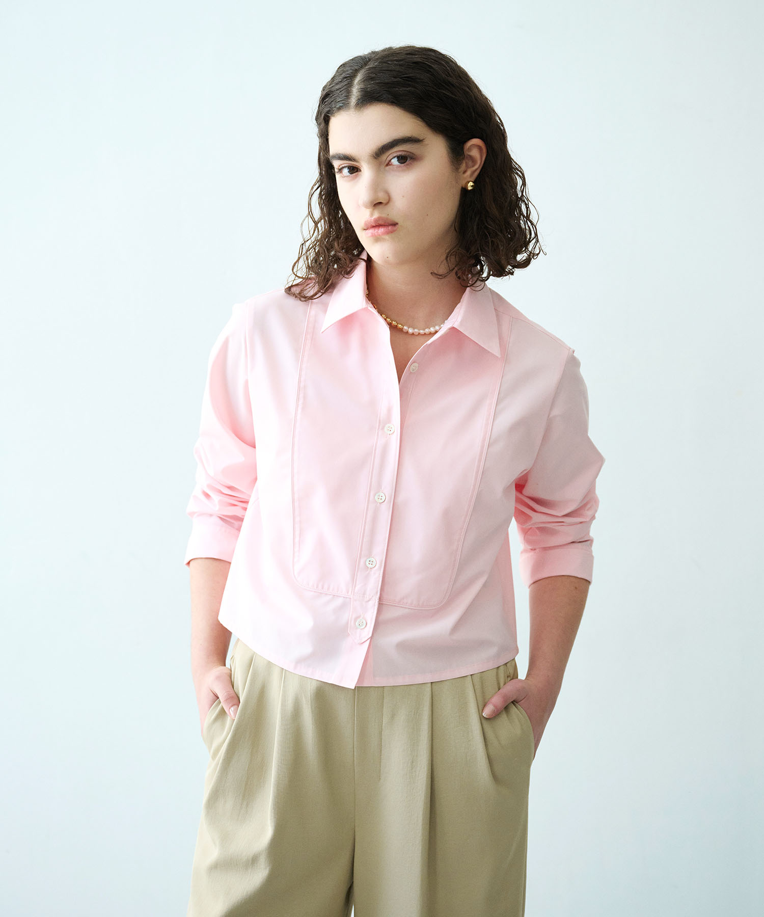 N.O.R.C コンフォータブルショートドレスシャツを着用した女性