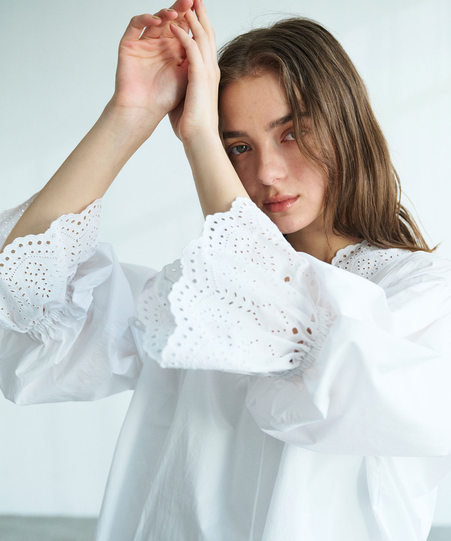 N.O.R.C カットワーク刺繍ボリュームスリーブブラウスを着用した女性