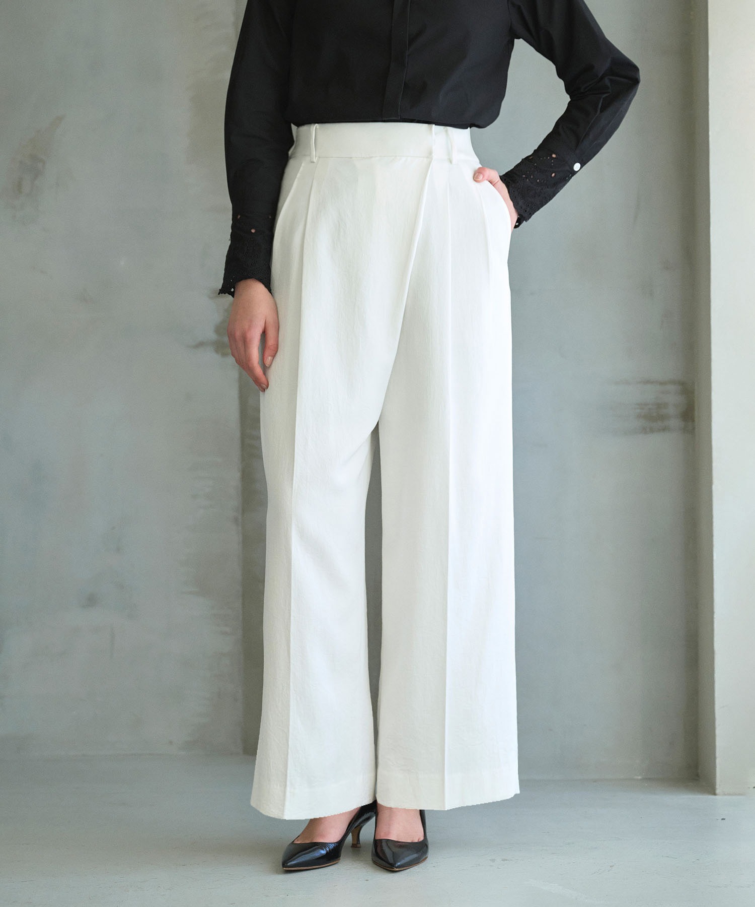 N.O.R.C 【トリアセリネン】ラップトラウザーパンツを着用した女性