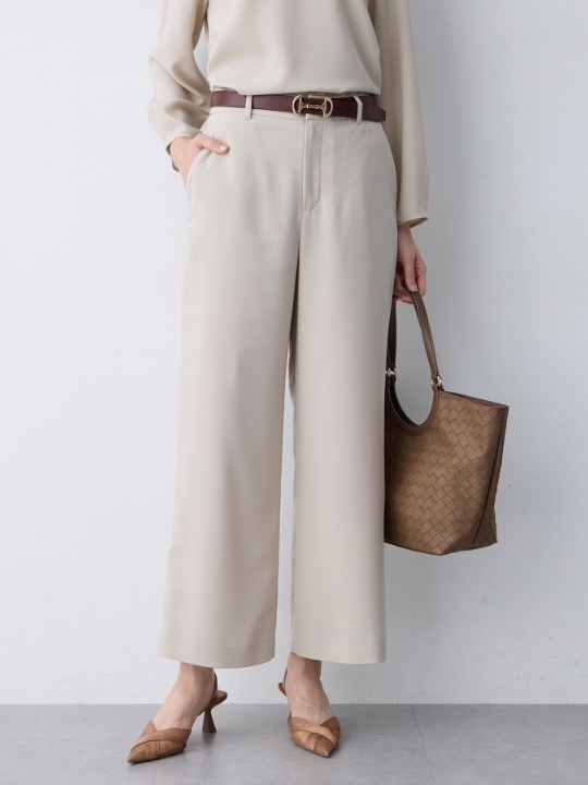 ベージュのストレッチジョーゼットストレートパンツ【接触冷感・UVカット・吸水速乾・セットアップ対応】を着用した女性