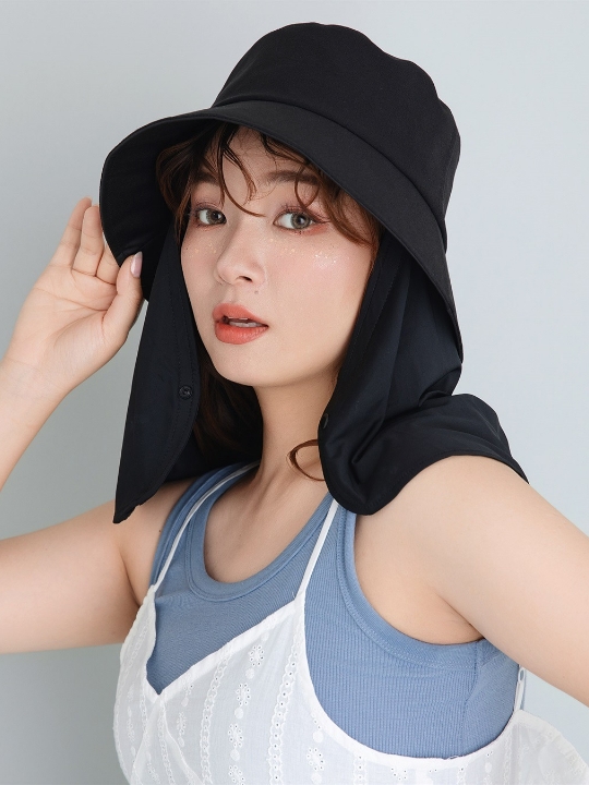 ブラックのUVカットサンシェードハット・ブルーのタンクトップ・ホワイトのレースキャミソールを着用した女性