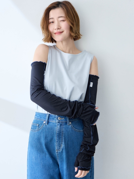 ブラックのUVカット接触冷感親指付きアームカバー・サックスブルーのタンクトップ・ブルーのデニムを着用した女性