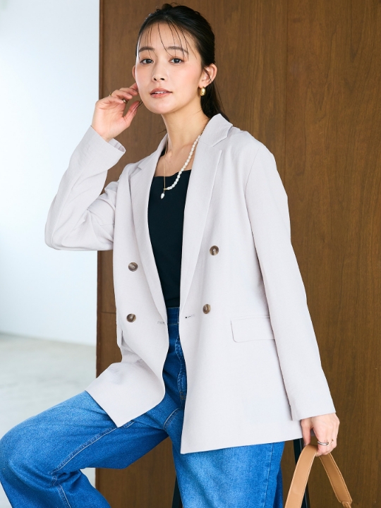 オフベージュの《シワになりにくい》サマナチュラ リネンライクテーラードジャケット・ブラックのトップス・ブルーのデニムを着用した女性