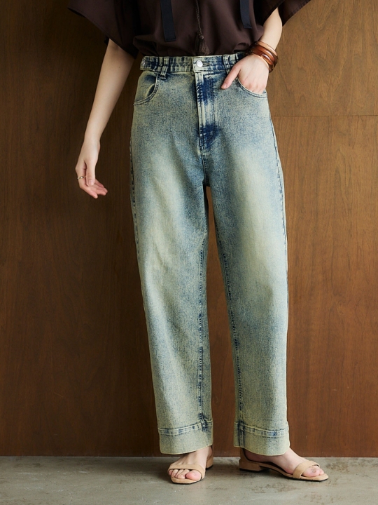 サックスの《ストレッチ》ワイドボックスデニムパンツを着用した女性