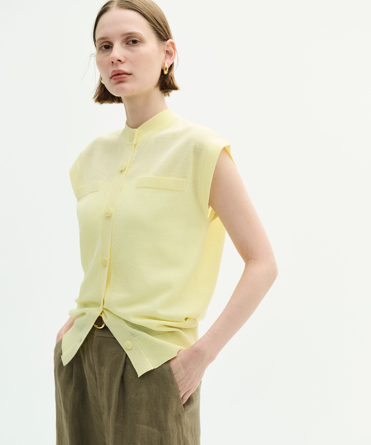 N.O.R.C 【SARACO】ニットベストを着用した女性