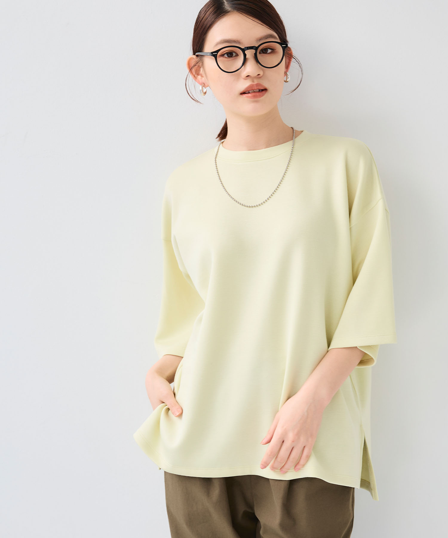 CROSS FUNCTION 《UV/接触冷感》エブ楽 なめらかダンボール ビッグシルエットTシャツ着用した女性