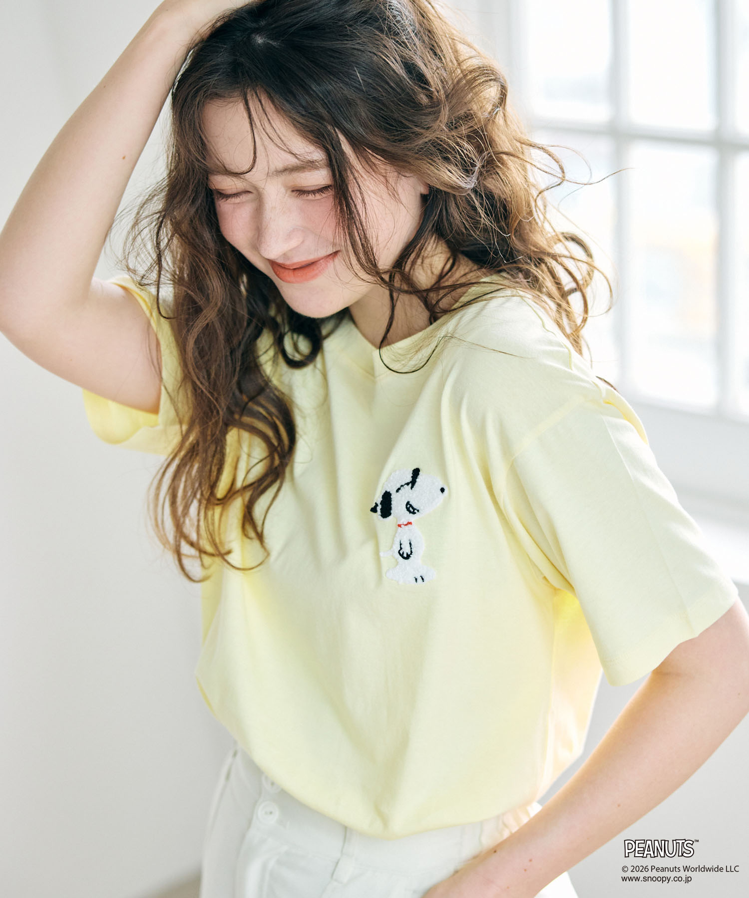 chara station 【PEANUTS/ピーナッツ】SNOOPY/スヌーピーワンポイントサガラ刺繍半袖Tシャツを着用した女性