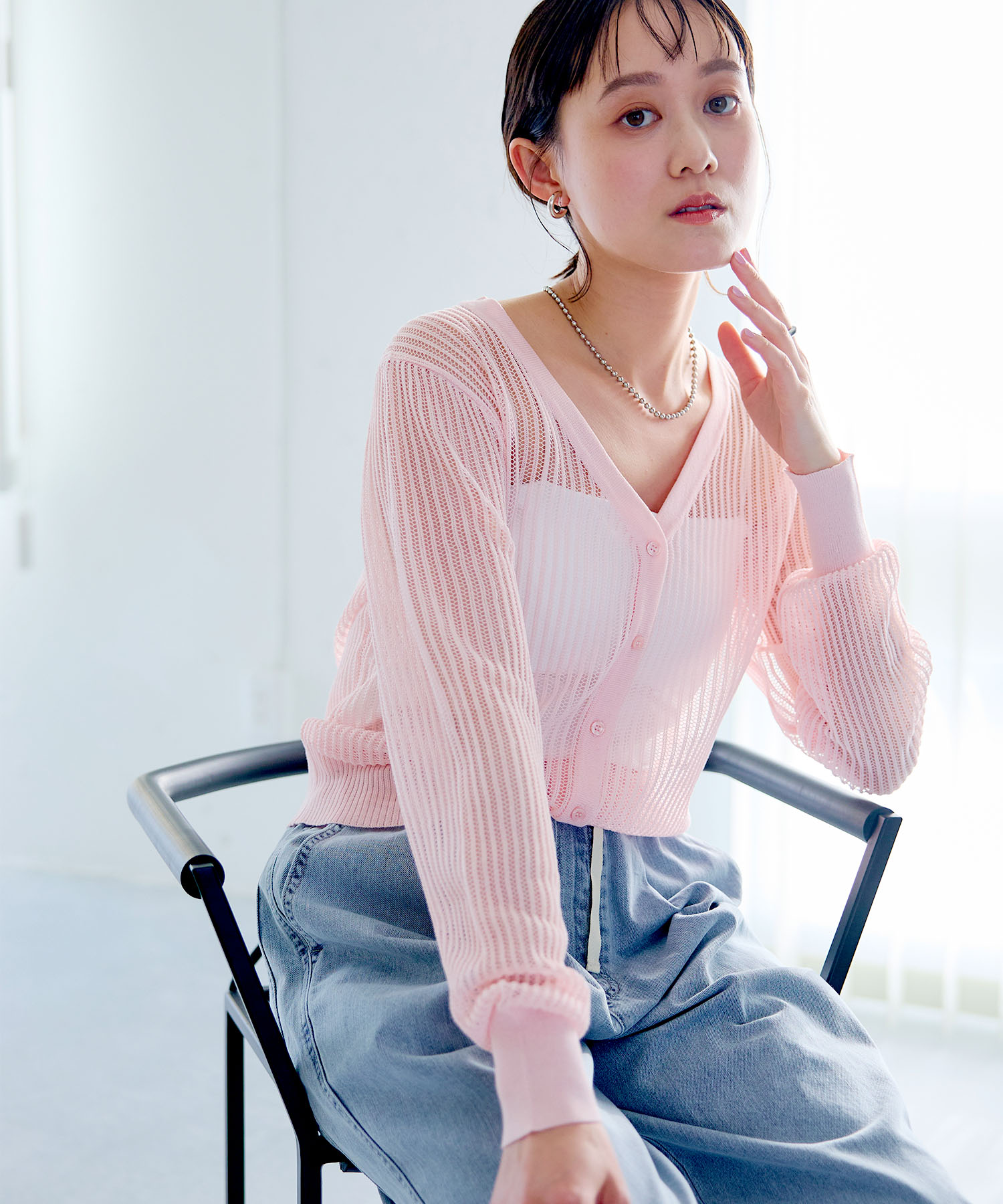 CROSS FUNCTION 《洗える》エブ楽 メッシュニットカーディガンを着用した女性