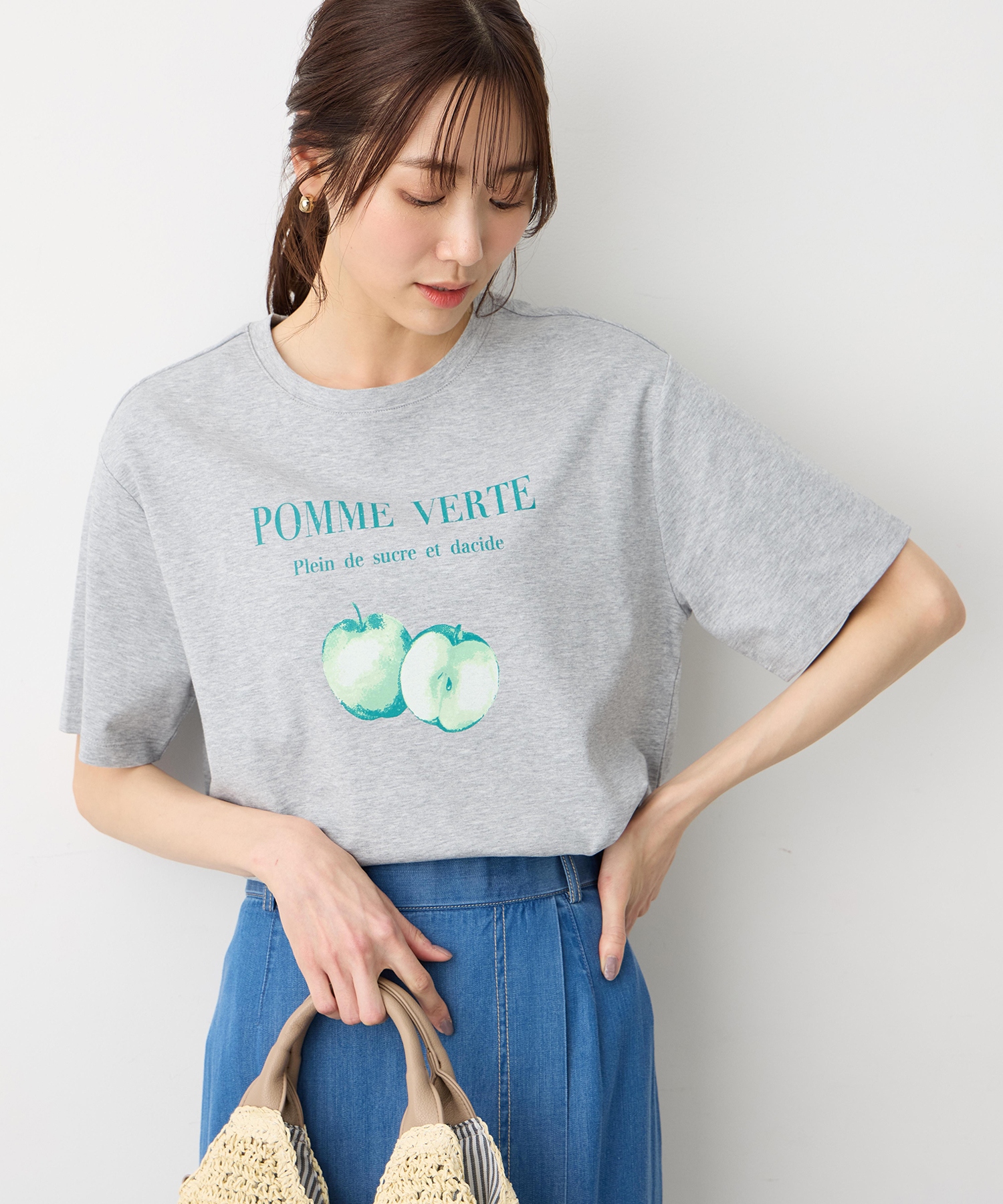 Petit HonfleurフルーツプリントTシャツ【オーガニックコットンブレンド・接触冷感・UVカット】を着用した女性