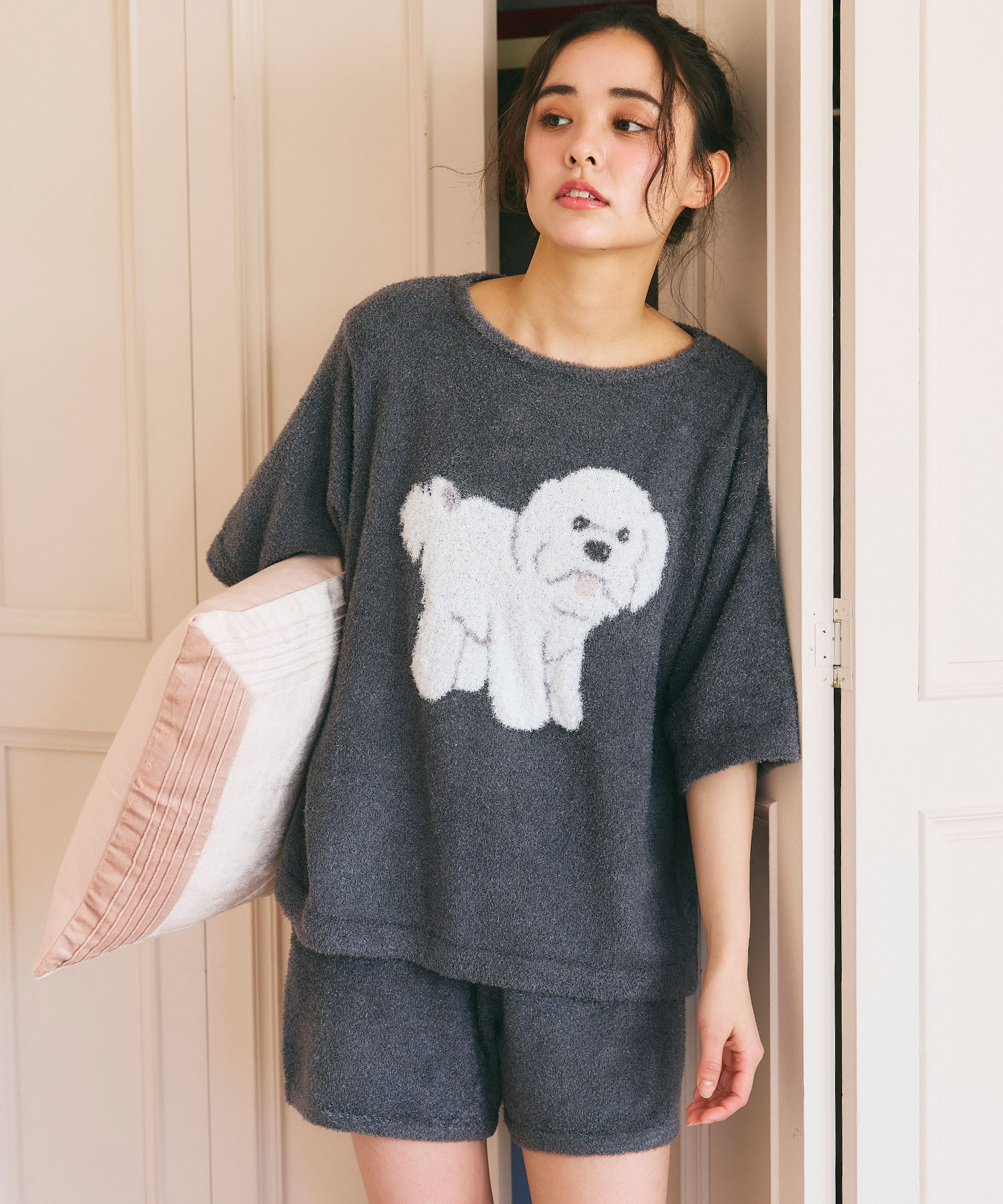 LAFUKU 【LAFUKU/ラフク】マシュマロタッチアニマルジャガード半袖プルオーバー&ショートパンツSET（ルームウェア/パジャマ）を着用した女性