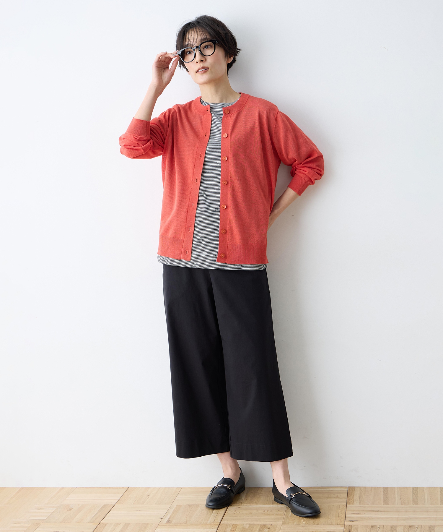 DECOYサラコクルーネック9分袖カーディガン【接触冷感・ウォッシャブル・毛玉になりにくい】を着用した女性