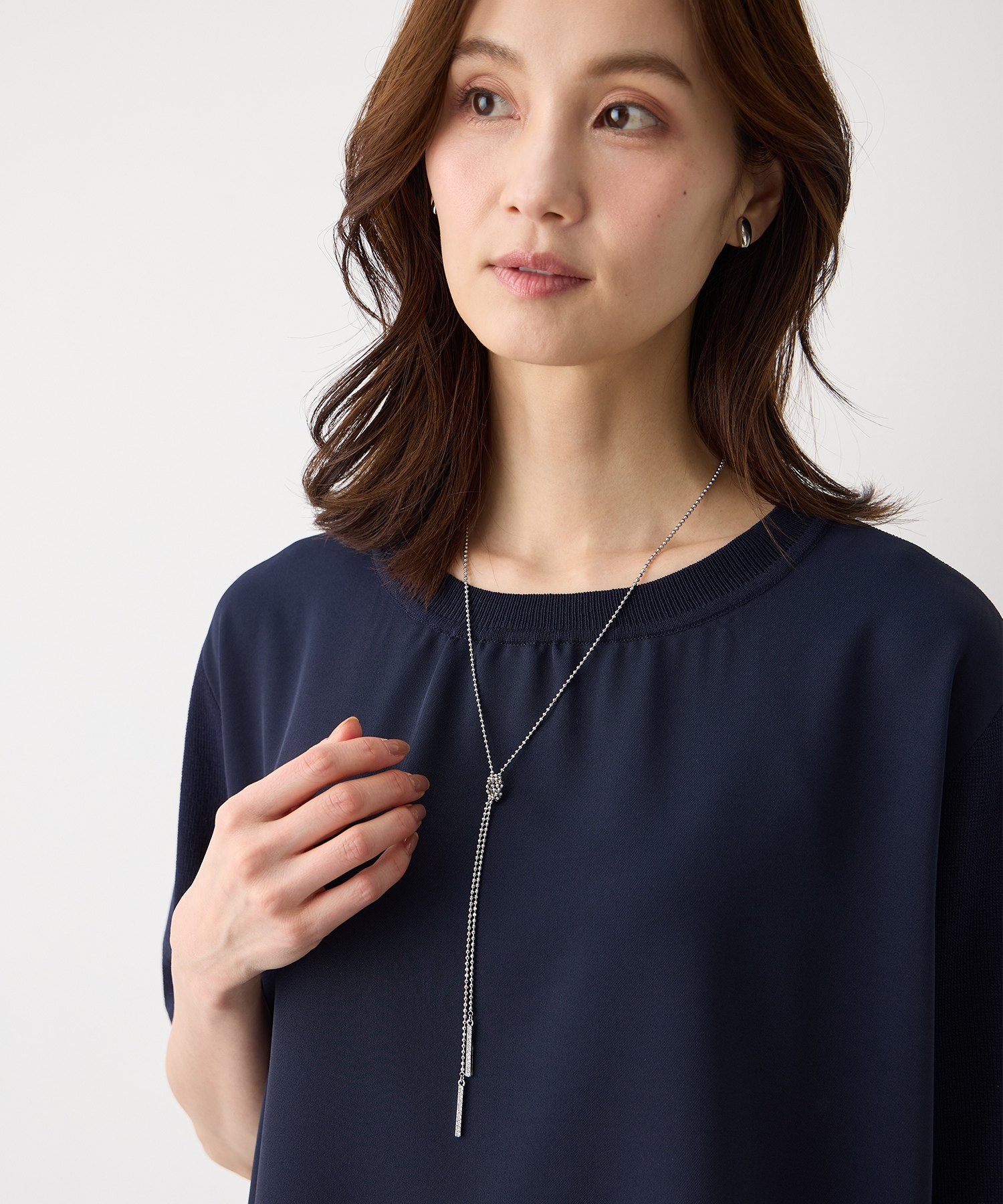 A/C DESIGN BY ALPHA CUBIC ボールチェーンネックレスを着用した女性