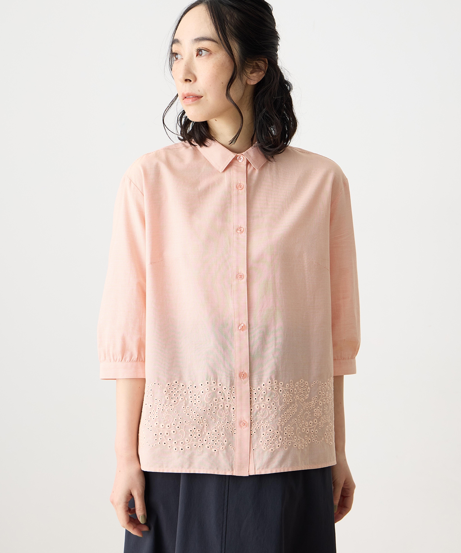 DECOY 刺繍レースブラウスを着用した女性