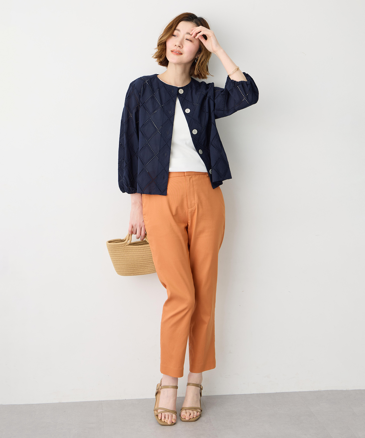 Petit Honfleur 【すご楽シリーズ】バーズアイストレッチテーパードパンツ【後ろウエストゴム】を着用した女性