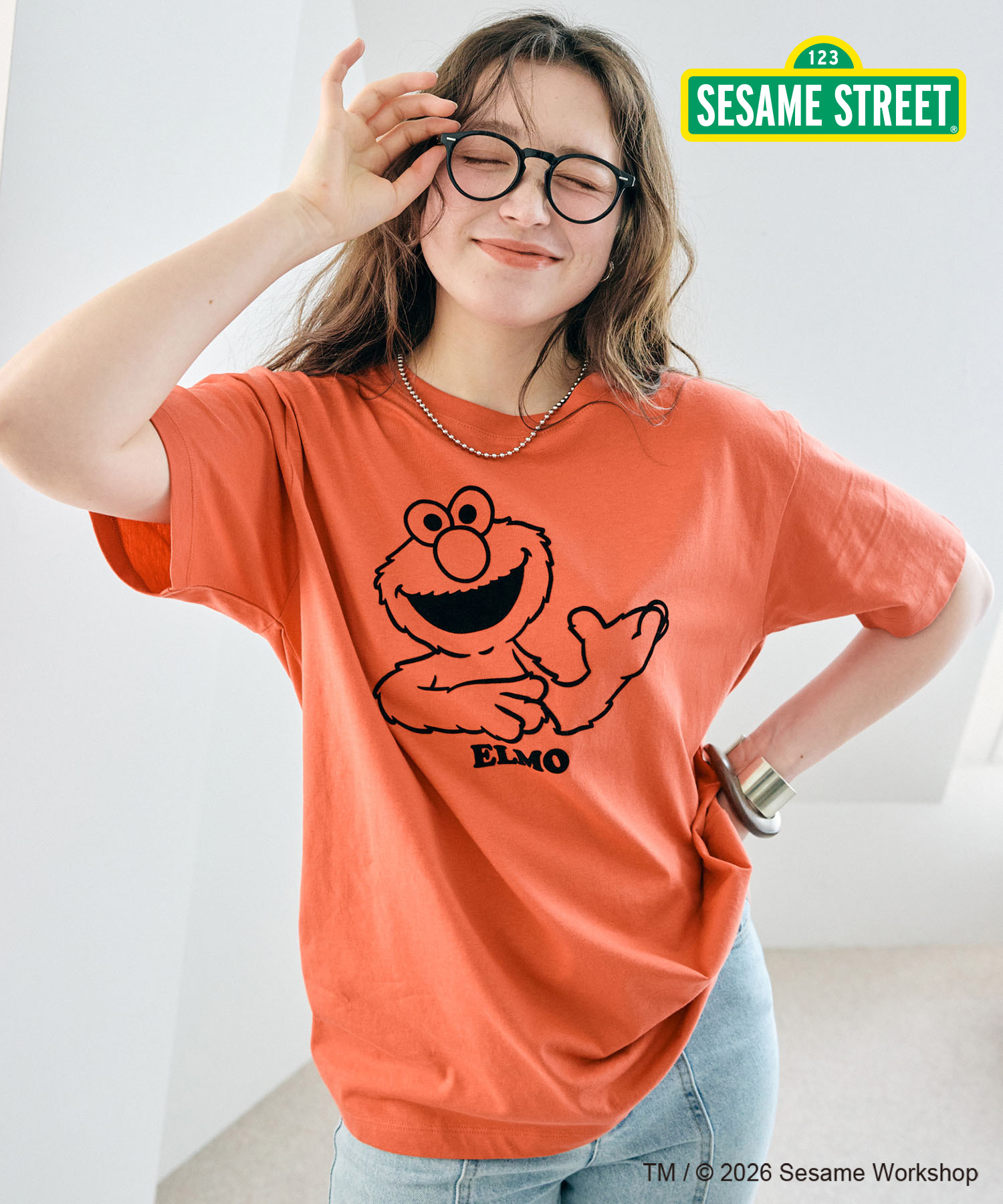 chara station 【Yoki】【セサミストリート/SESAME STREET】エルモ/ELMOフロッキープリント半袖Tシャツを着用した女性