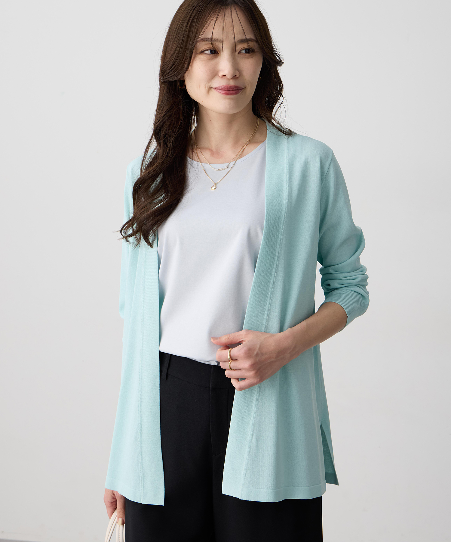 A/C DESIGN BY ALPHA CUBIC 着流しロングカーディガン【接触冷感・UVカット・ウォッシャブル】を着用した女性