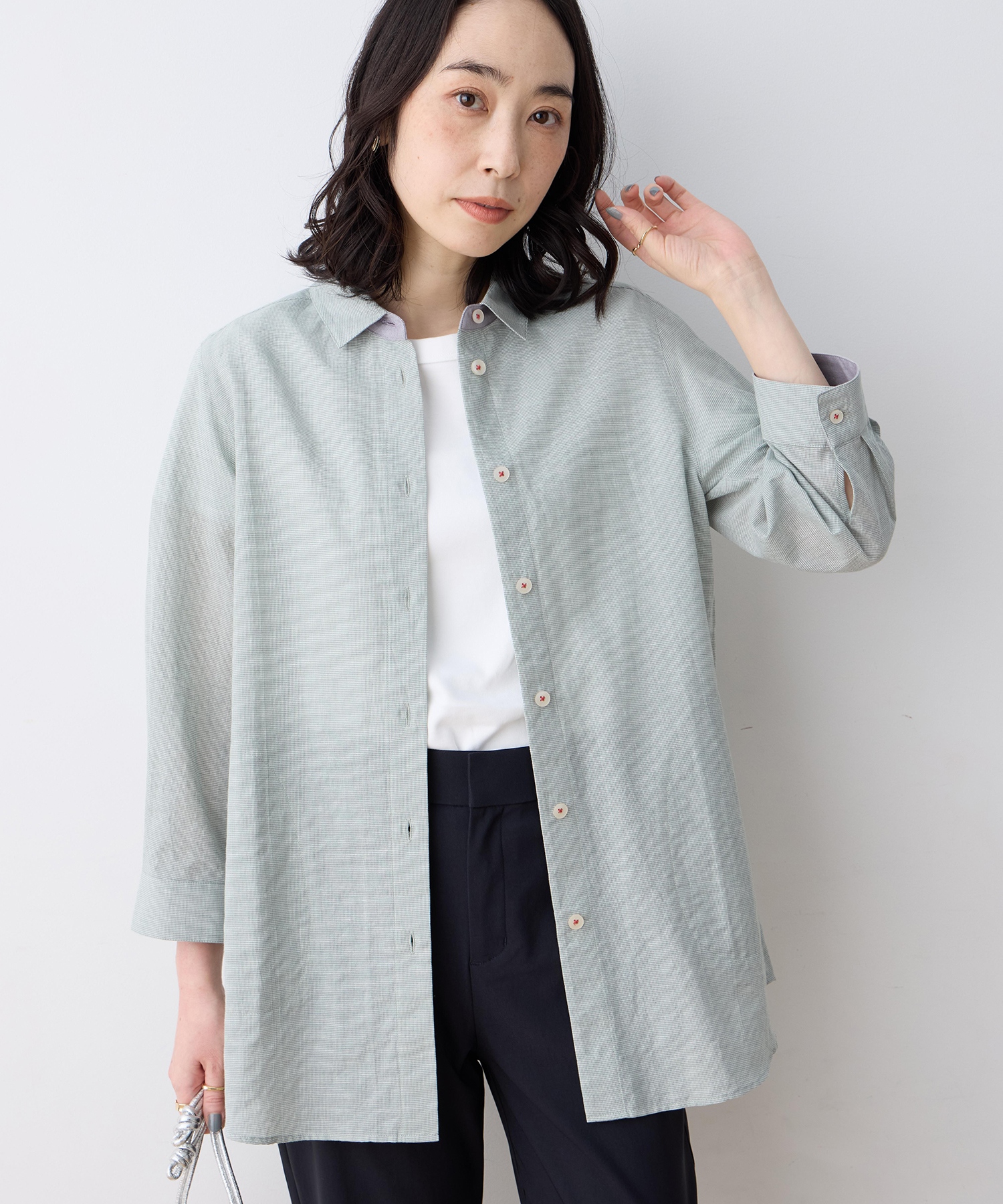 DECOY ハミニチェック柄ポケット付きシャツを着用した女性