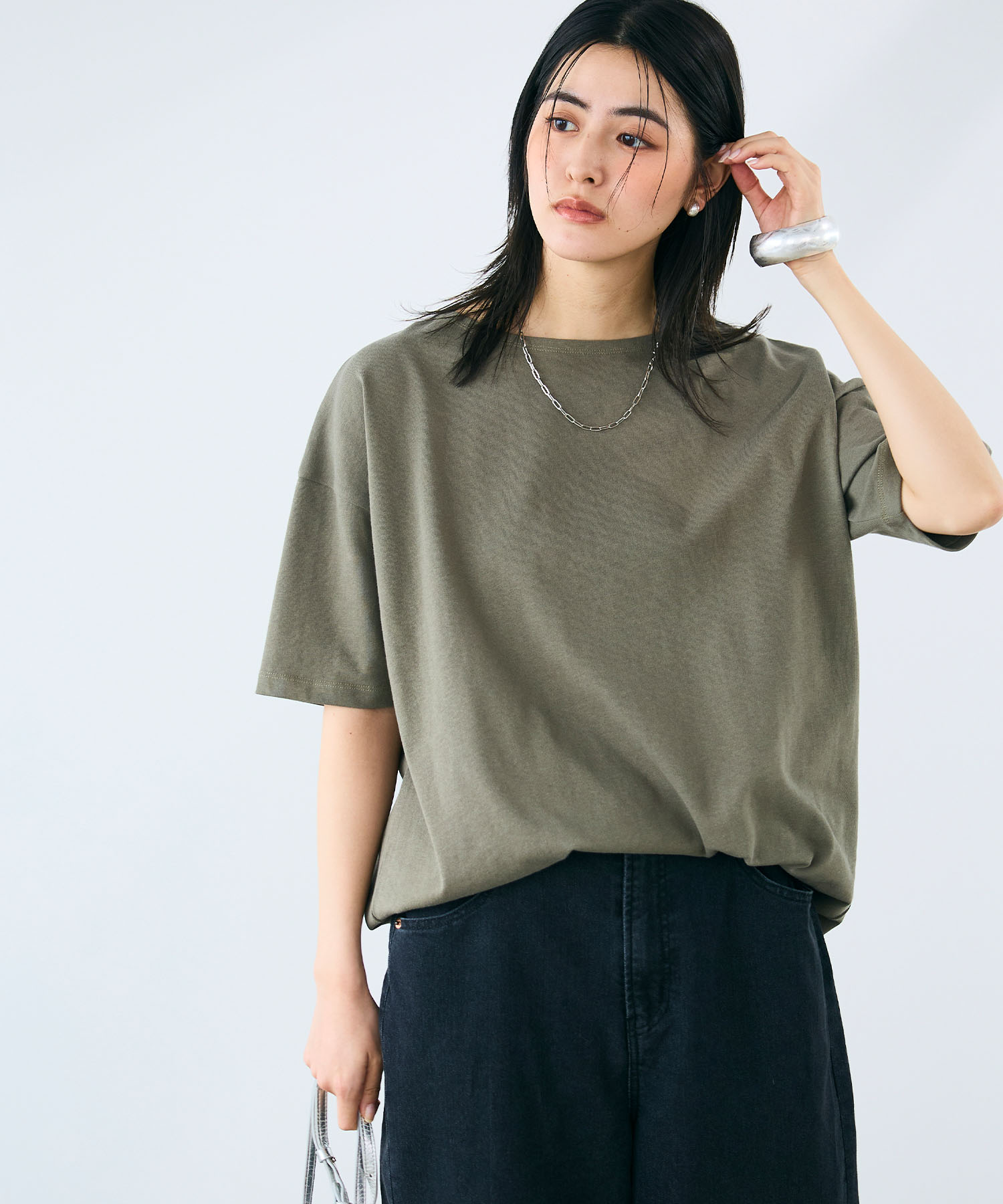 CROSS FUNCTION《よれにくい》エブ楽 オーバーサイズハーフスリーブコットンTシャツを着用した女性