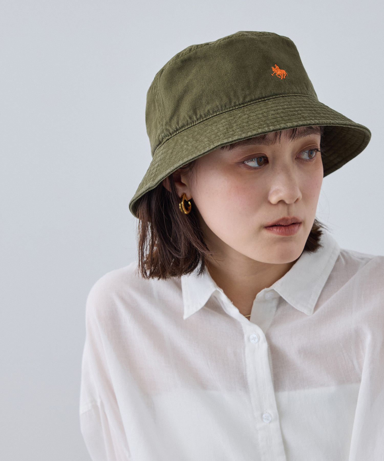 CROSS FUNCTION POLO ロゴバケットハットを着用した女性