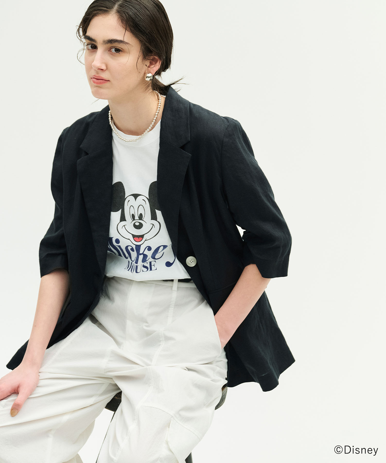 N.O.R.C 【フレンチリネン】ハーフスリーブジャケットを着用した女性