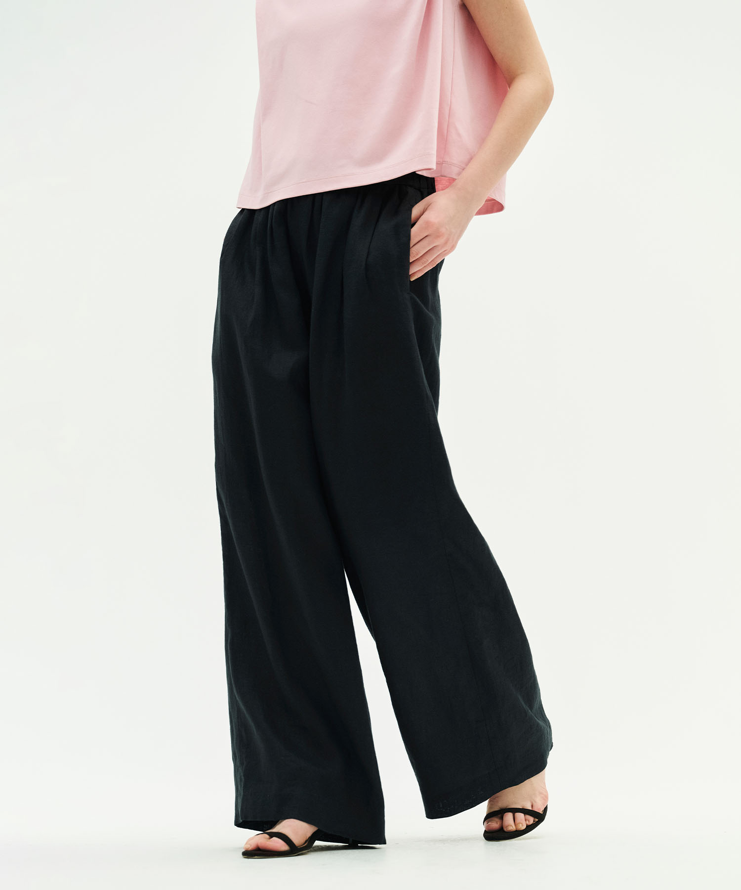 N.O.R.C 【フレンチリネン】イージーパンツを着用した女性