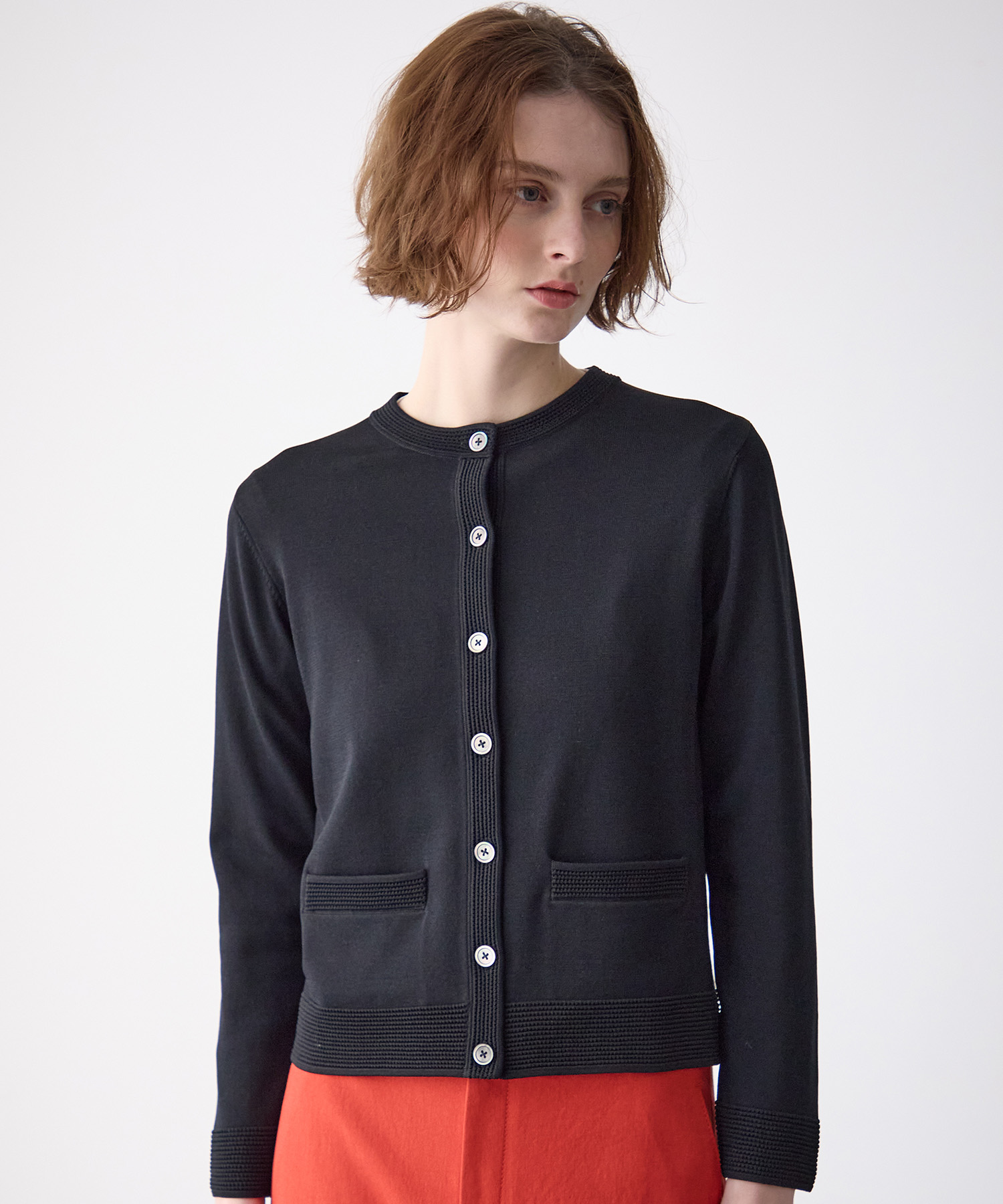 49AV JUNKO SHIMADA 【WEB限定】クルーネックカーディガンを着用した女性