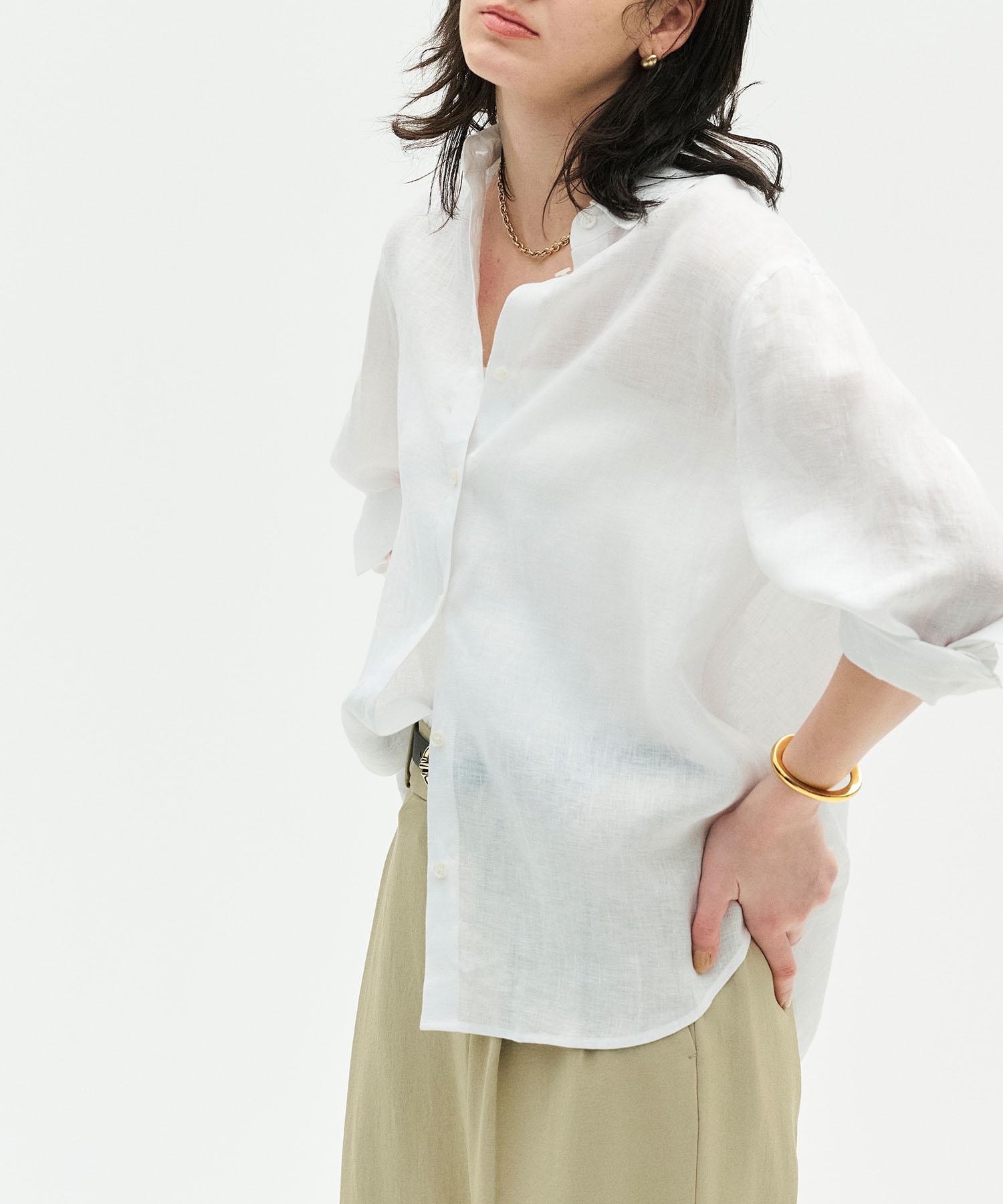 N.O.R.C 【フレンチリネン】ガールフレンドシャツを着用した女性