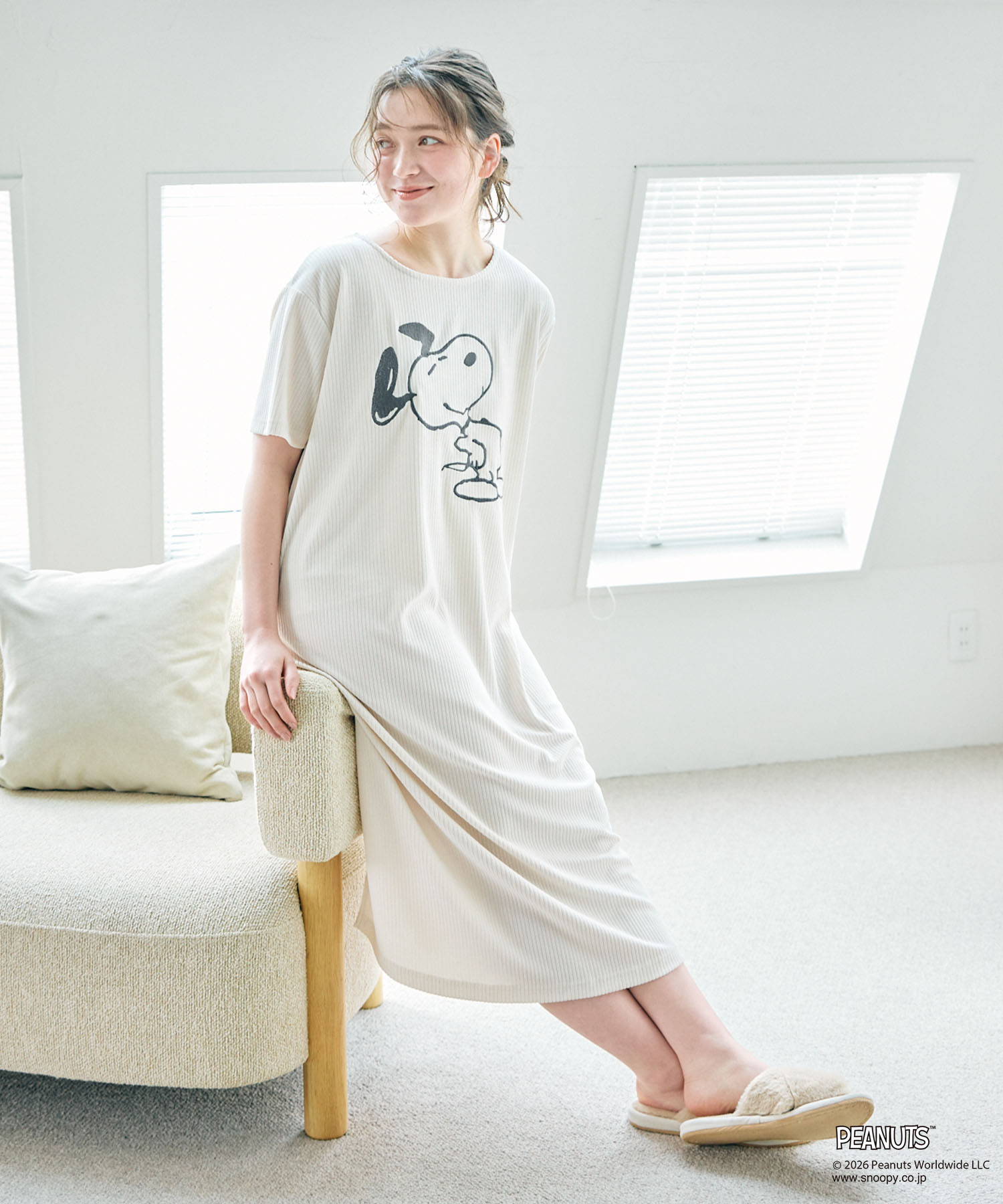 chara station 【PEANUTS/ピーナッツ】SNOOPY/スヌーピーパイルリブルームウェアワンピース（上下別売り）（2026SS）を着用した女性
