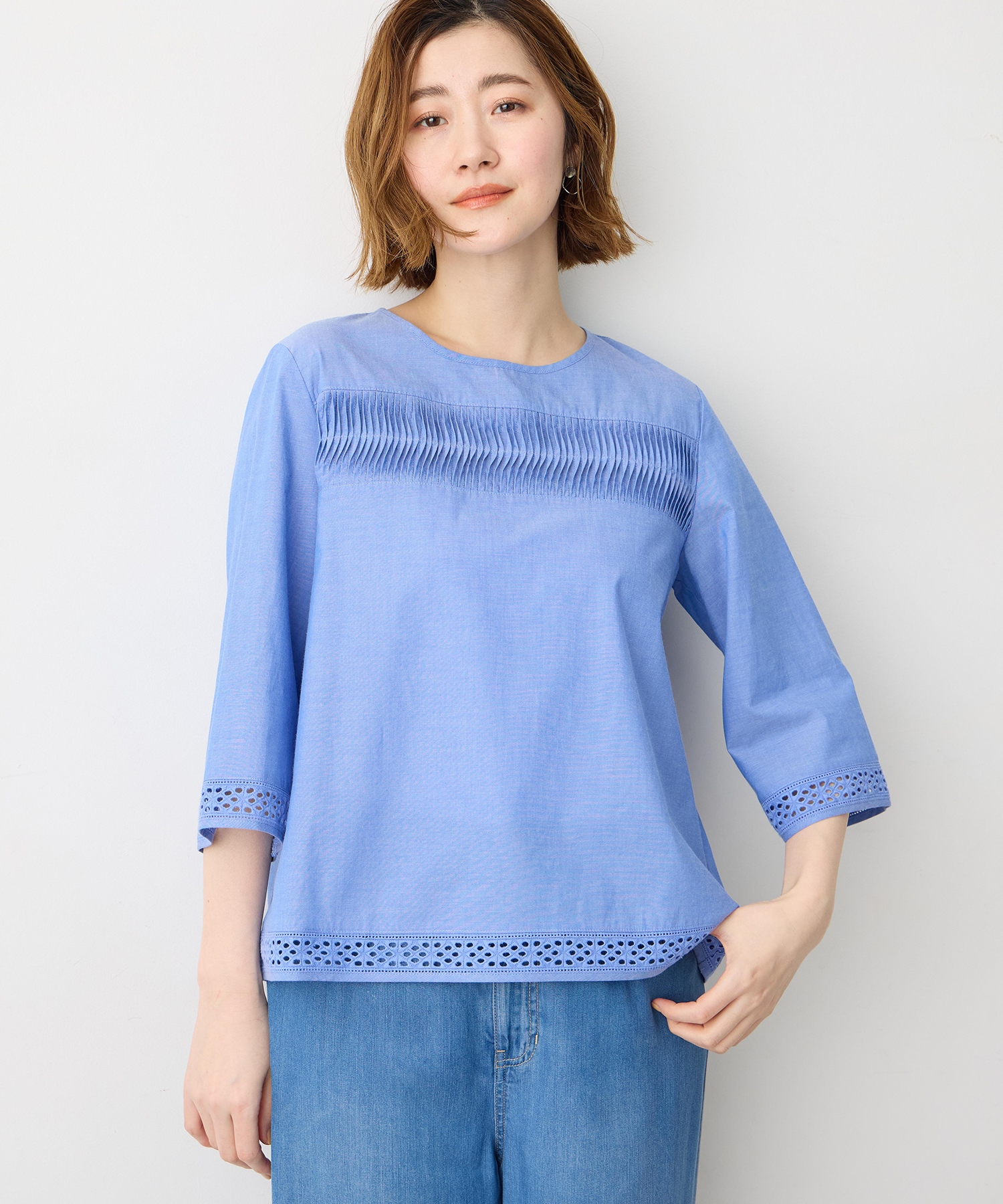 Petit Honfleur ピンタックレースブラウスを着用した女性