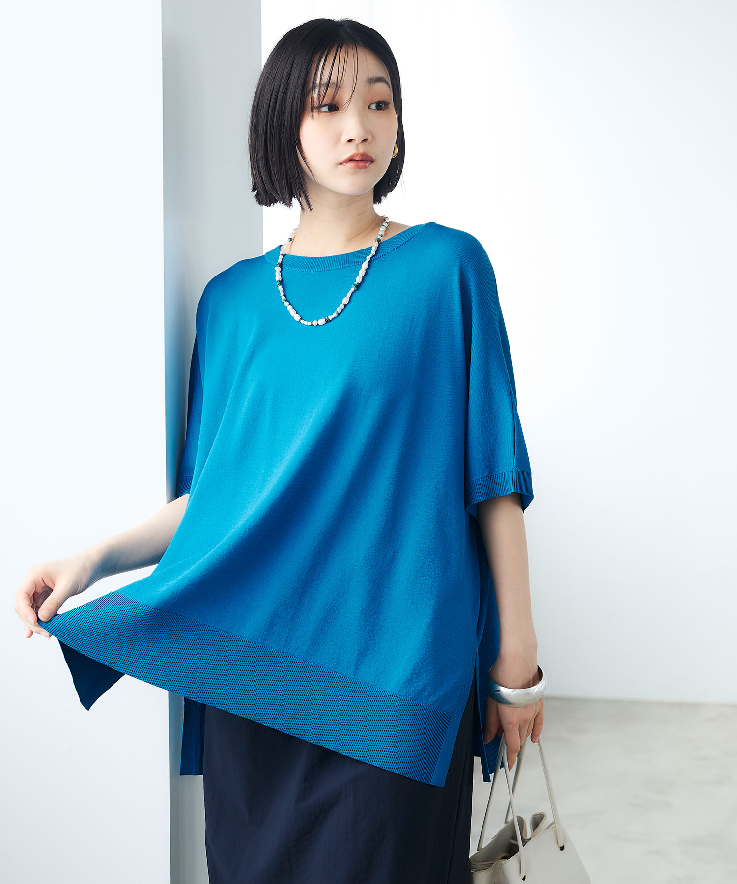 CROSS FUNCTION 《洗える》エブ楽 ドルマンスリーブニットプルオーバーを着用した女性