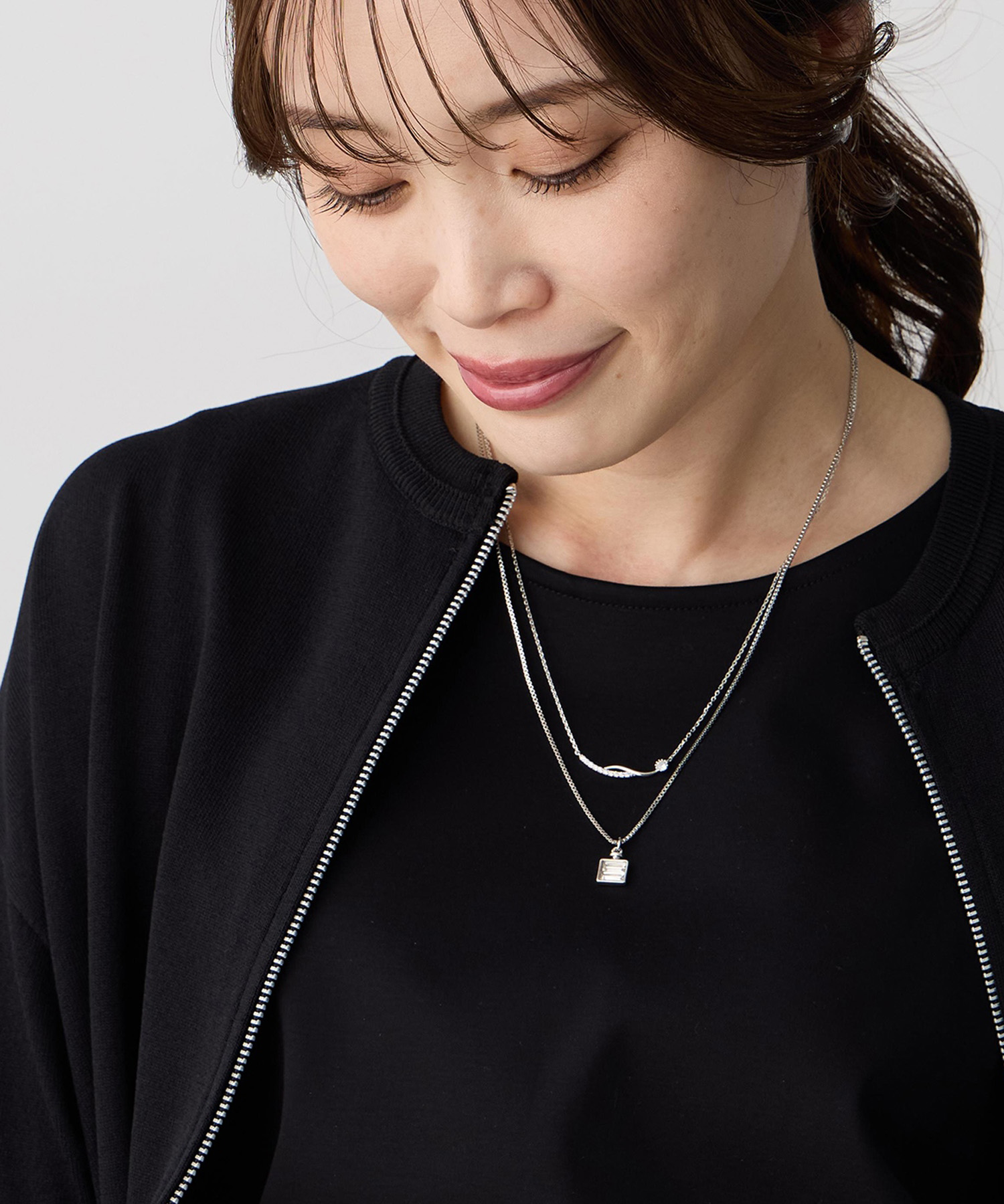 A/C DESIGN BY ２連モチーフトップネックレスを着用した女性