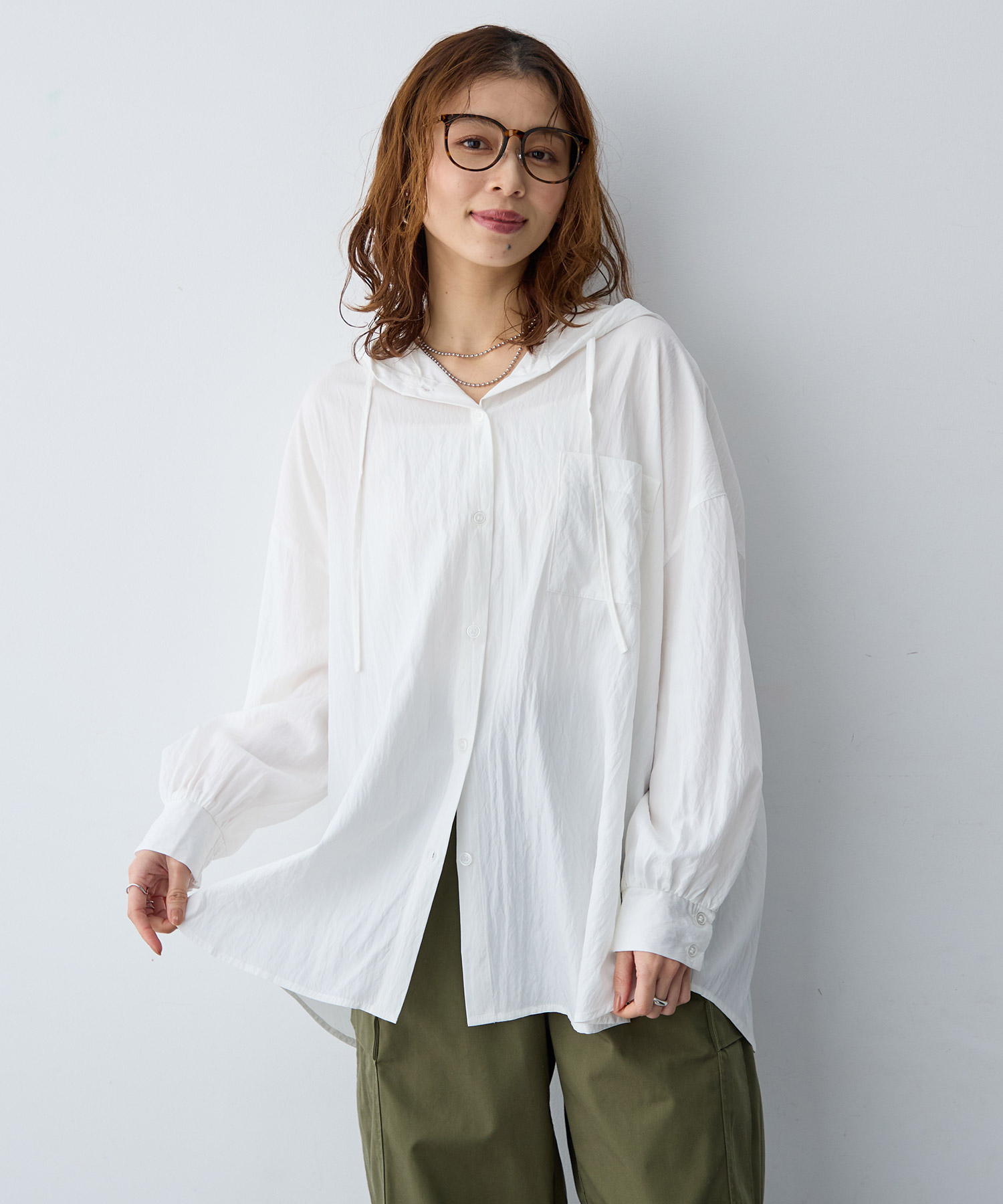 【anyfee/大きいサイズ】フード付きシャツを着用した女性