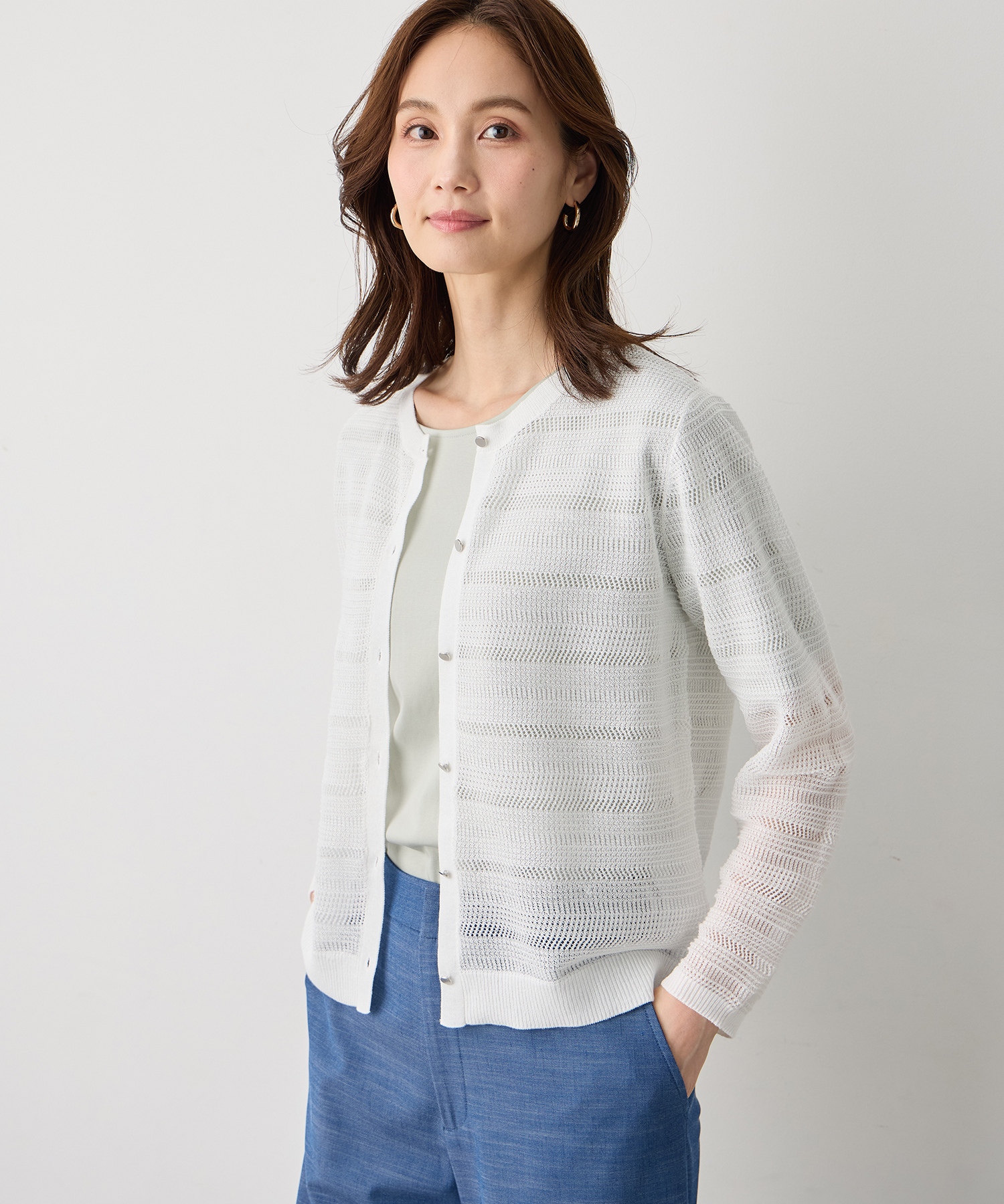 A/C DESIGN BY ALPHA CUBIC メッシュカーディガン【ハンドウォッシャブル】を着用した女性