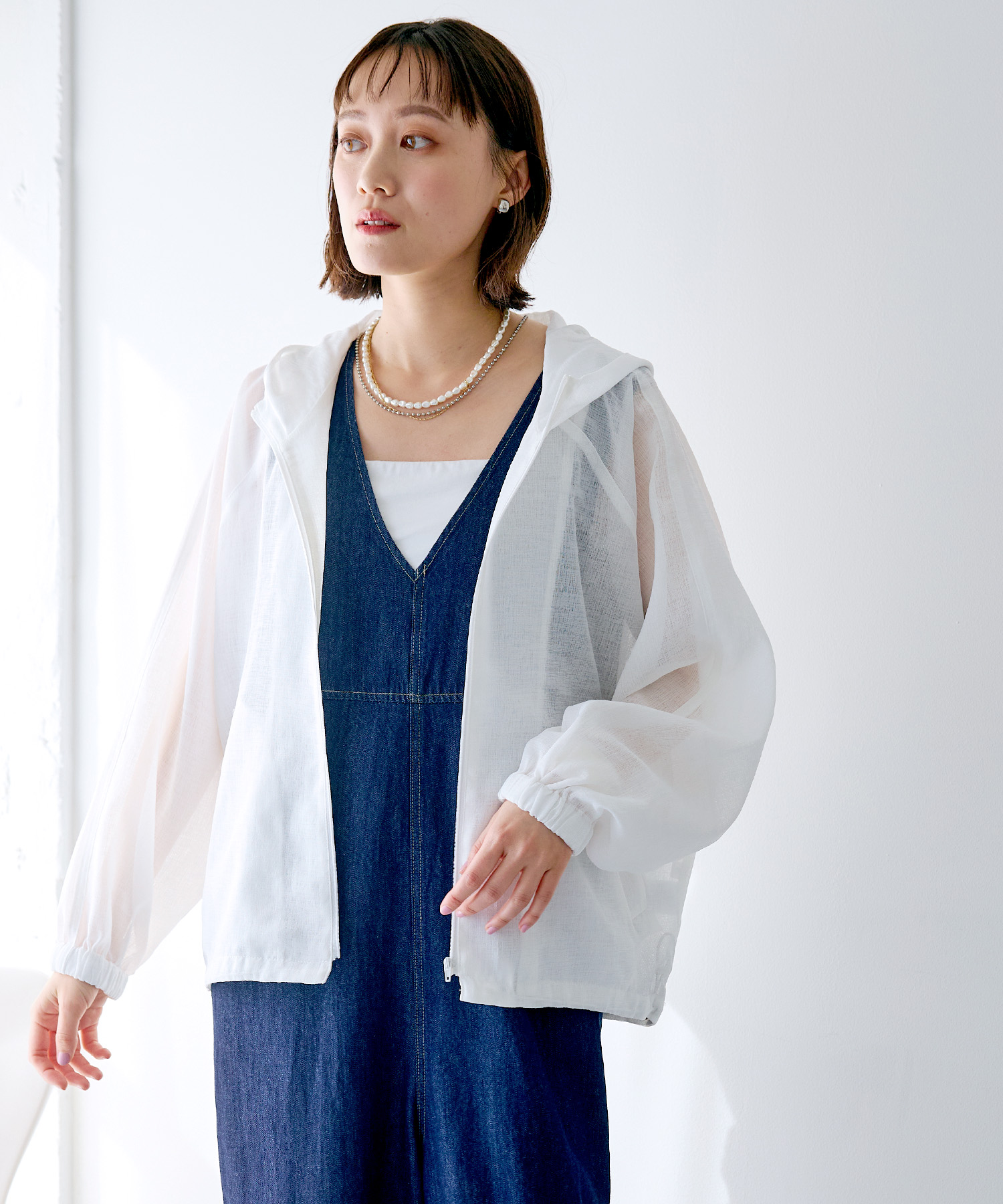 CROSS FUNCTION シアーZIPパーカーを着用した女性