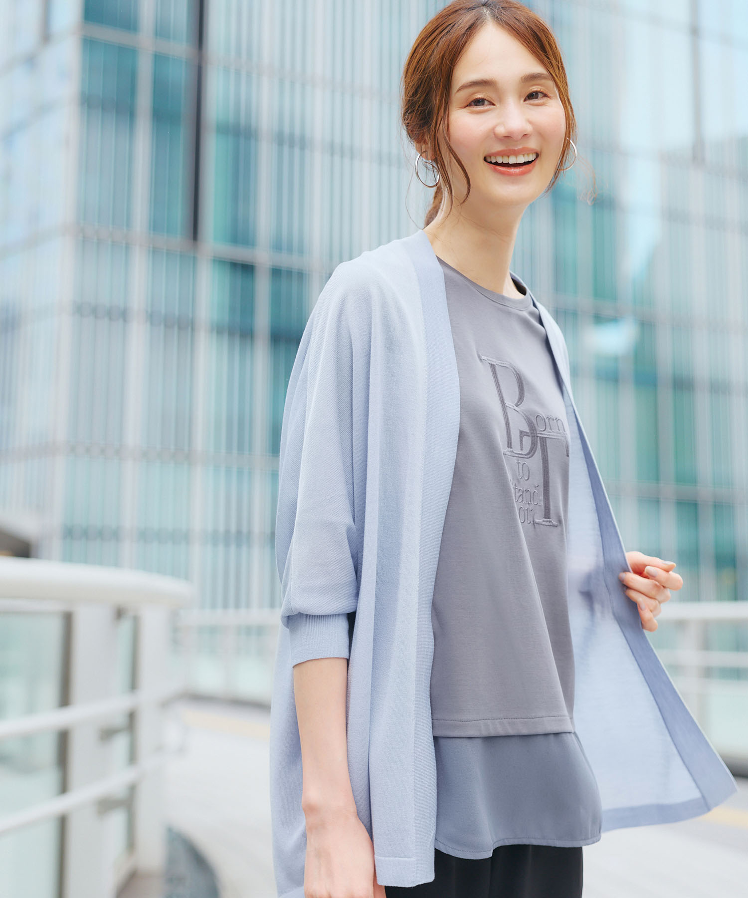 A/C DESIGN BY ALPHA CUBIC ドルマンスリーブシアーカーディガン【接触冷感・ハンドウォッシャブル】を着用した女性