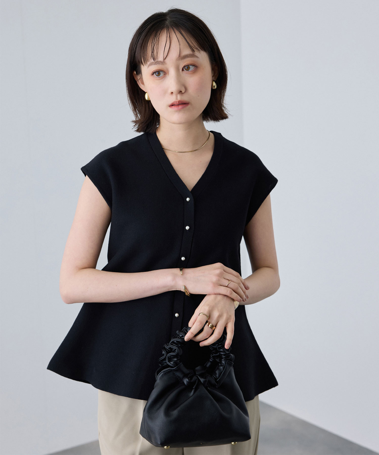 CROSS FUNCTION 《マシンウォッシャブル》サマ美え ペプラムニットベストを着用した女性