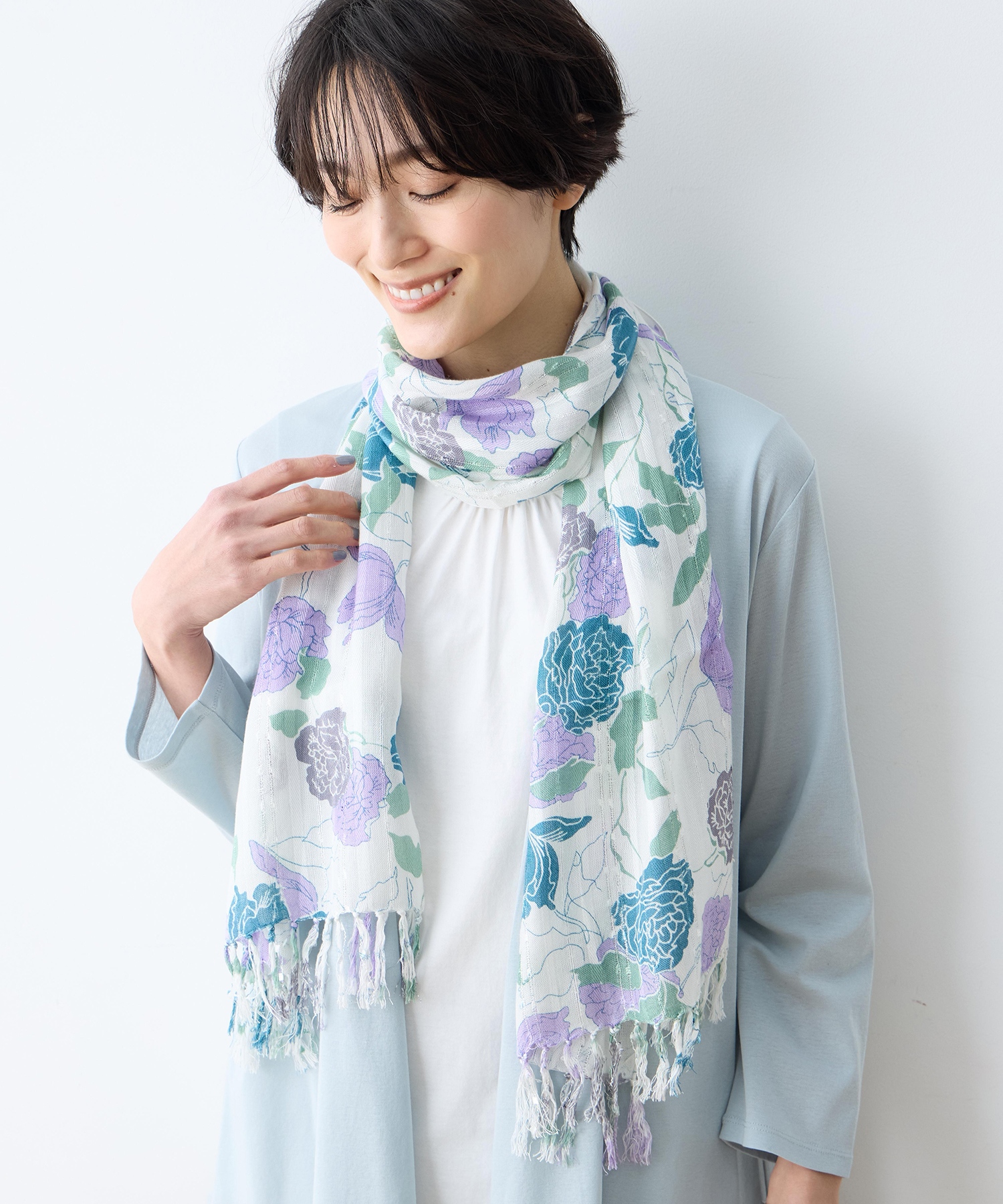 DECOY フラワープリントストールを着用した女性