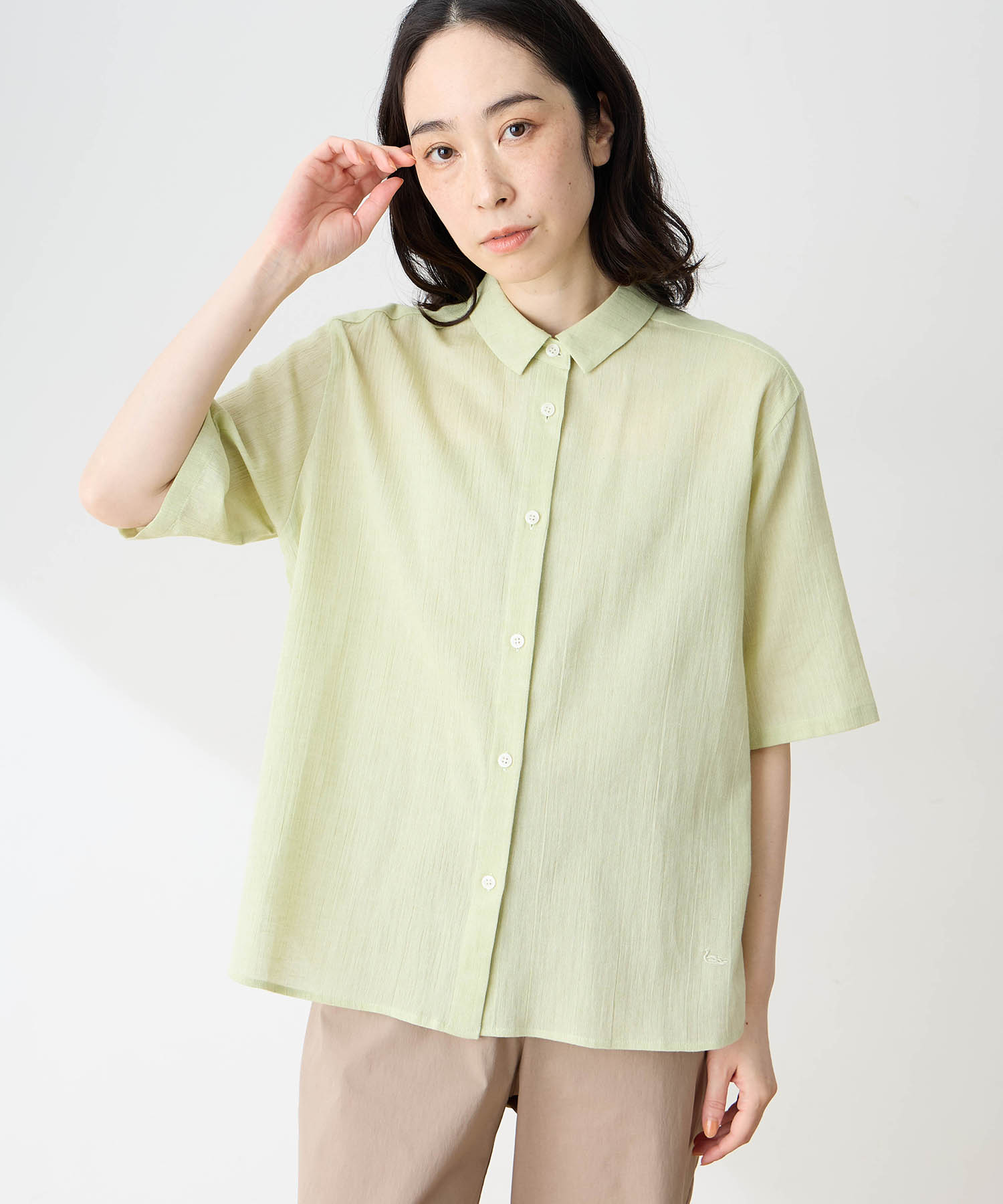 DECOY【高島ちぢみ】ハーフスリーブシャツブラウス【汗をかいてもすぐ乾く】を着用した女性