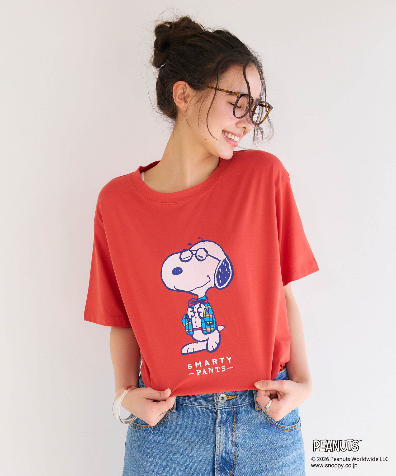 chara station 【PEANUTS/ピーナッツ】SNOOPY/スヌーピー「JOE PREPPY」プリントTシャツを着用した女性