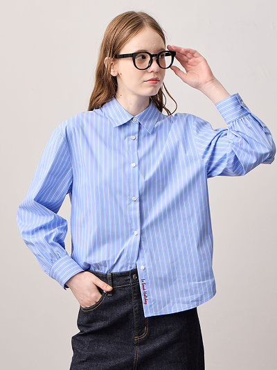LE SOUK HOLIDAYのレギュラーカラーストレッチベーシックシャツの着用画像