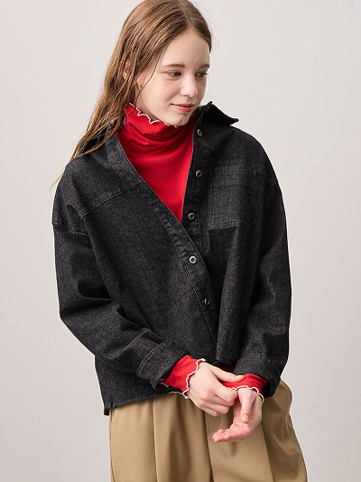 LE SOUK HOLIDAYのストレッチデニムレギュラーカラーシャツの着用画像