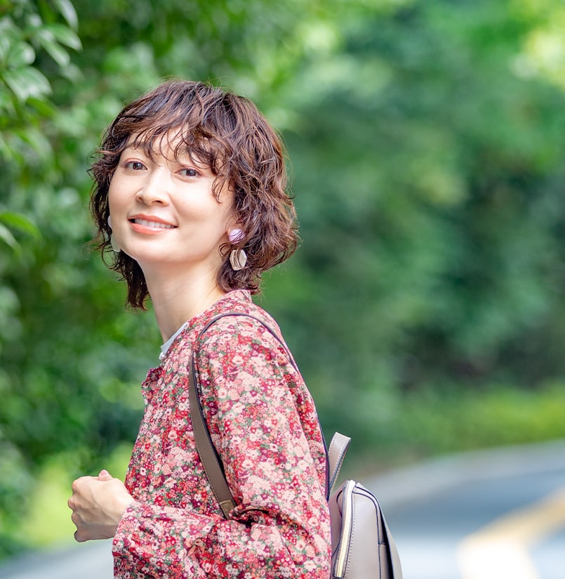 どこかへ出かけたくなる、明るいピンク