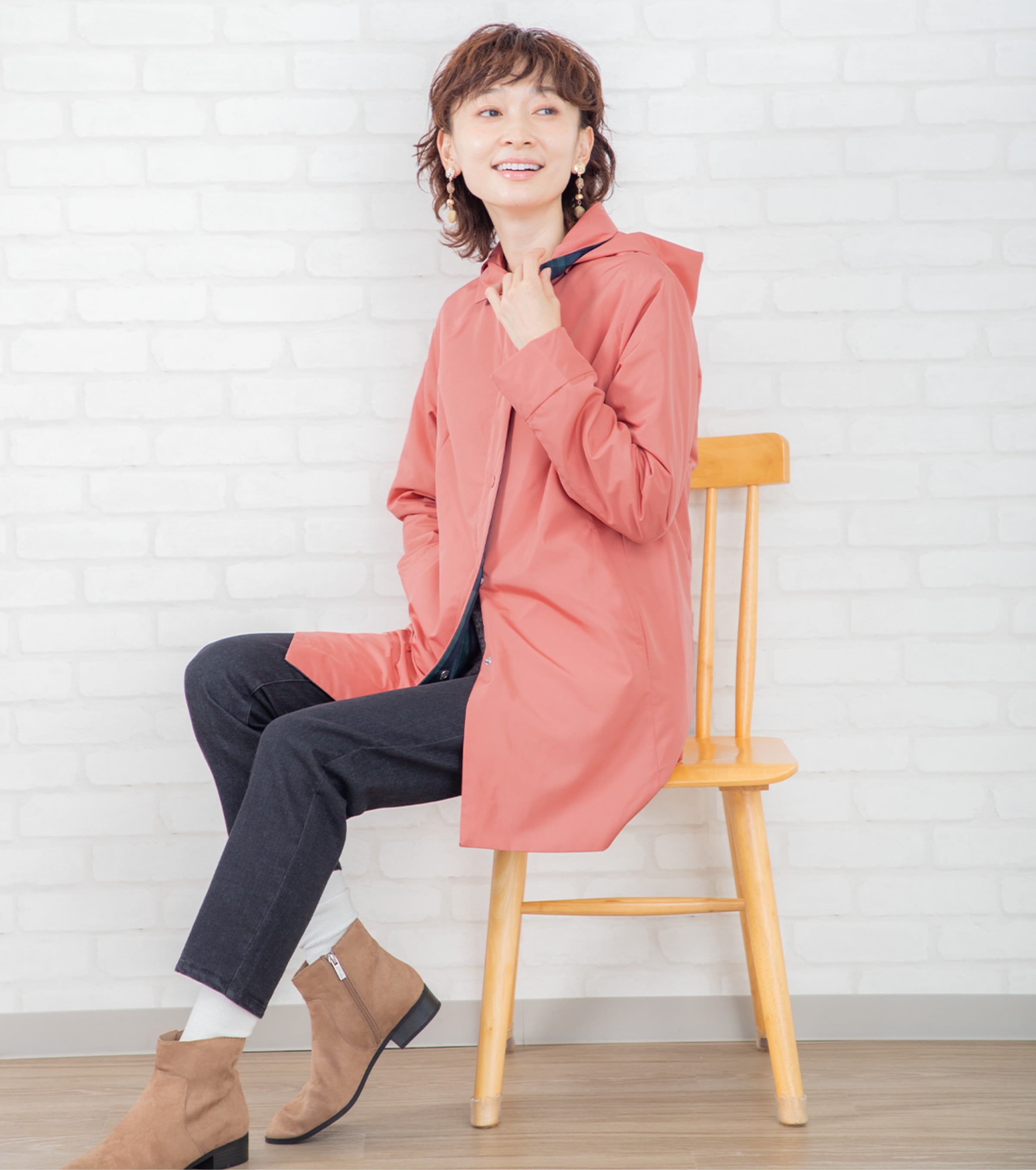 顔まわりをパッと明るくするピンクのコート