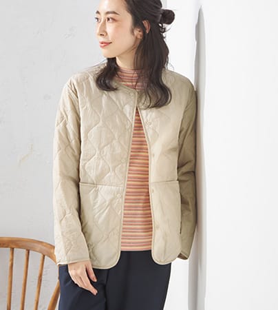 エアーキルトジャケットを着用した女性の横向きの写真