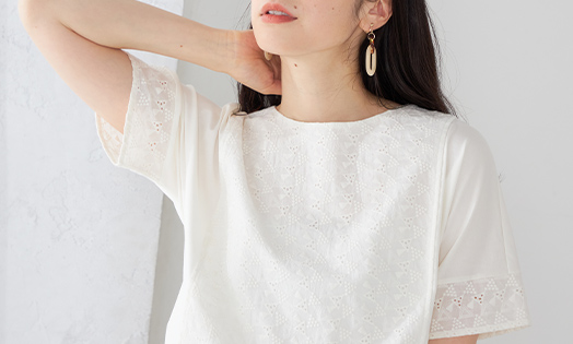 ひやさらフロント刺繍プルオーバーを着用している女性モデルの画像03