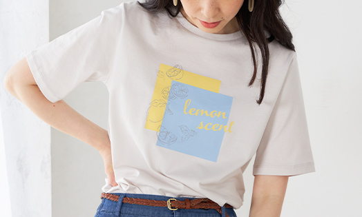 ひやさらロゴTシャツを着用している女性モデルの画像03