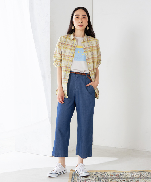 ひやさらロゴTシャツを着用している女性モデルの画像04